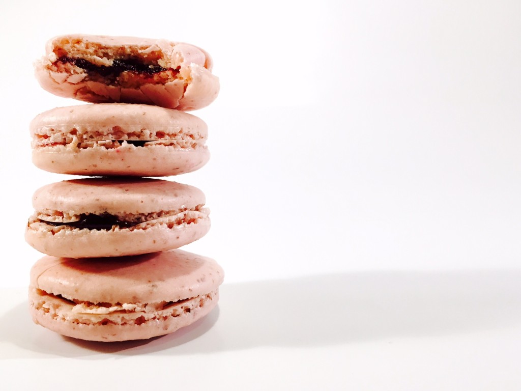 Bakeaholic_Macarons_gestapelt_angebissen