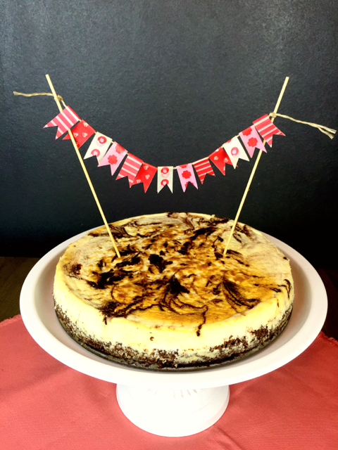 Bakeaholic_Brownie Cheesecake_ganzer Kuchen mit Wimpel